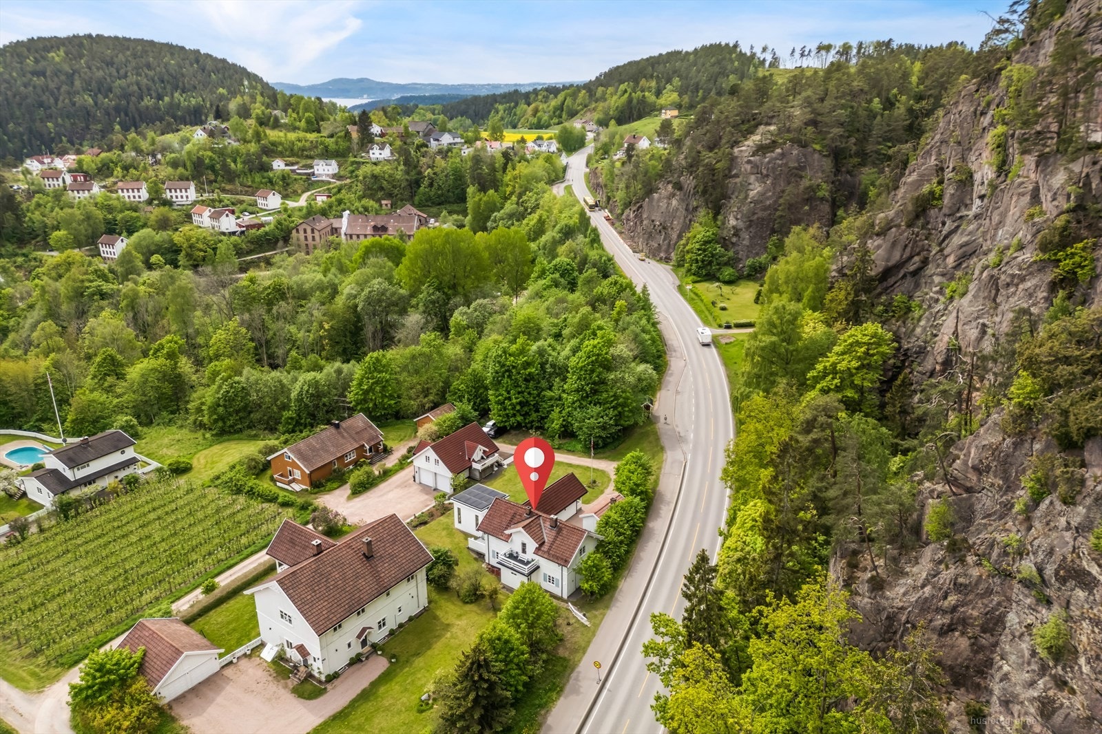 Eiendommen ligger usjenert til øverst i boligfeltet, og har fin utsikt samt gode solforhold. Galleribilde