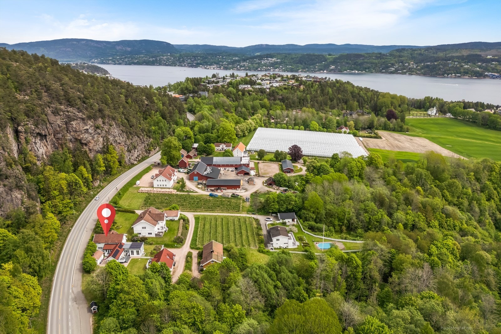 Strømmveien 709 har en svært flott beliggenhet i et attraktivt og familievennlig boligområde på Berger. Galleribilde