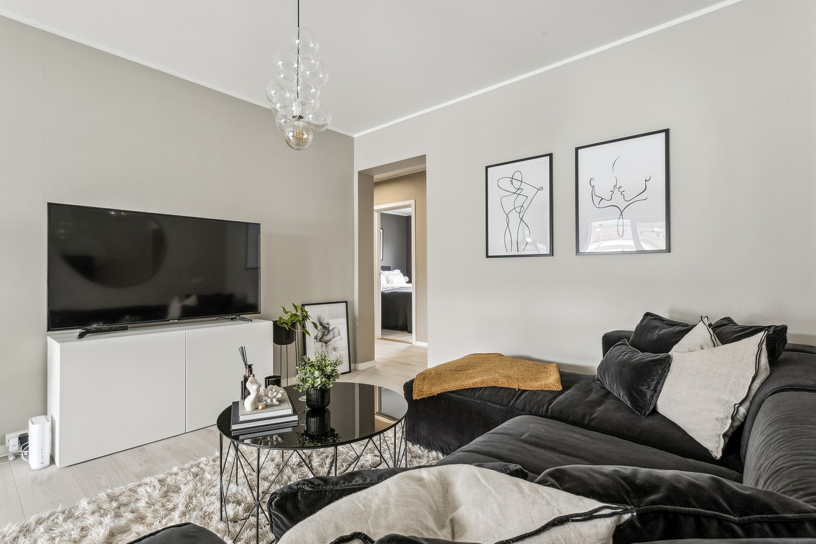 Nydelig stue med slette overflater i moderne farger! Galleribilde
