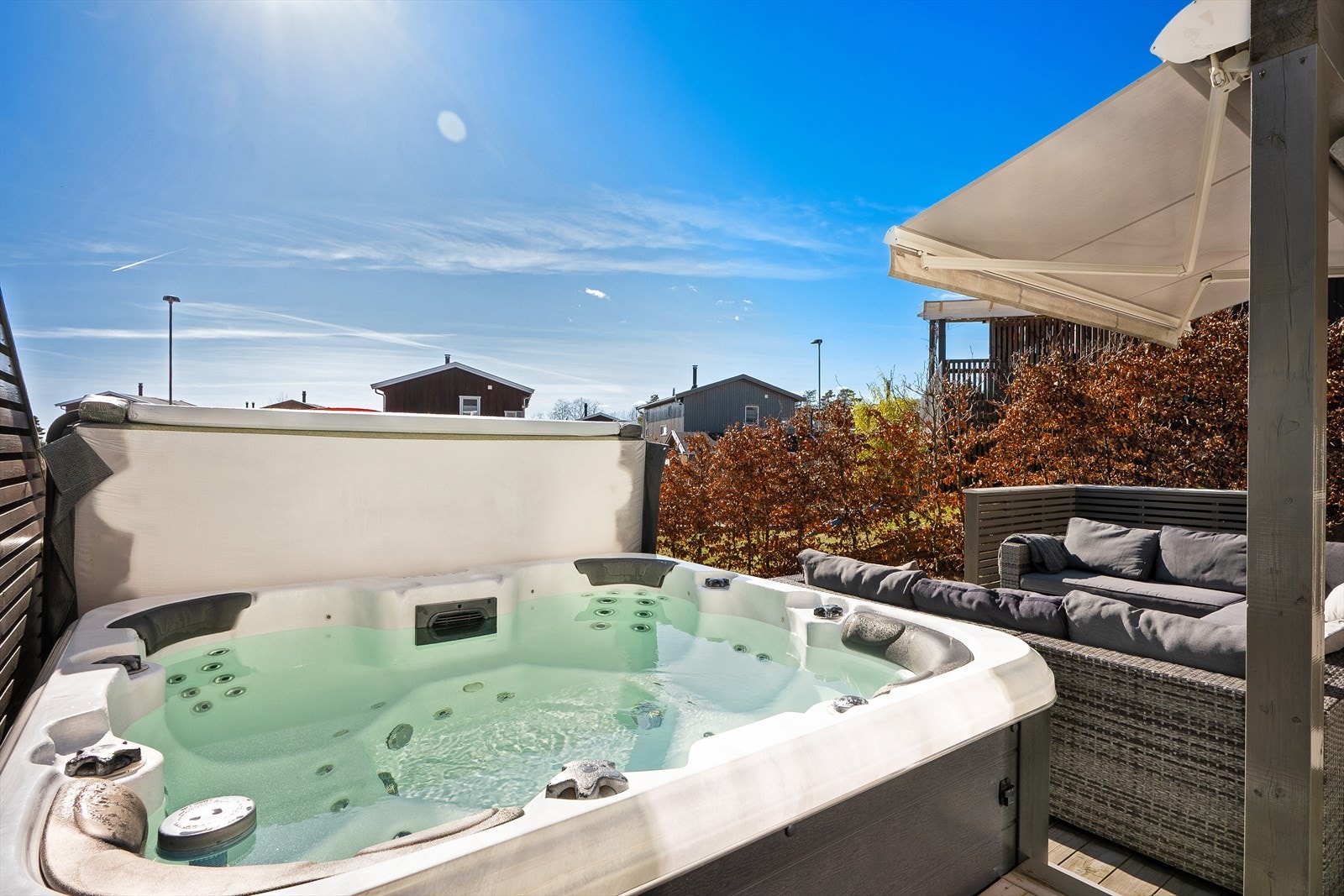 Fra hovedsoverommet er det utgang til en sydvendt markterrasse på 43 kvm. Jacuzzi medfølger ikke. Galleribilde