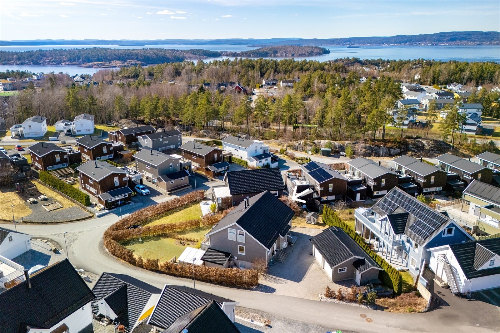 I Tyttebæråsen bor man I et veletablert boligområde, med kort vei til både vann og natur. Samtidig er man bare en kort reise unna et pulserende byliv med kollektivalternativer eller en kjøretur fra gårdsplass. Galleribilde