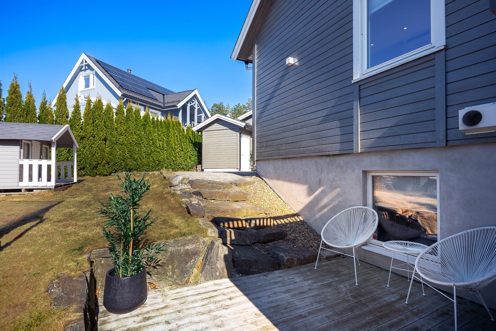 I tillegg til veranda og markterrasse mot syd, har boligen også en lun uteplass mot vest. Galleribilde