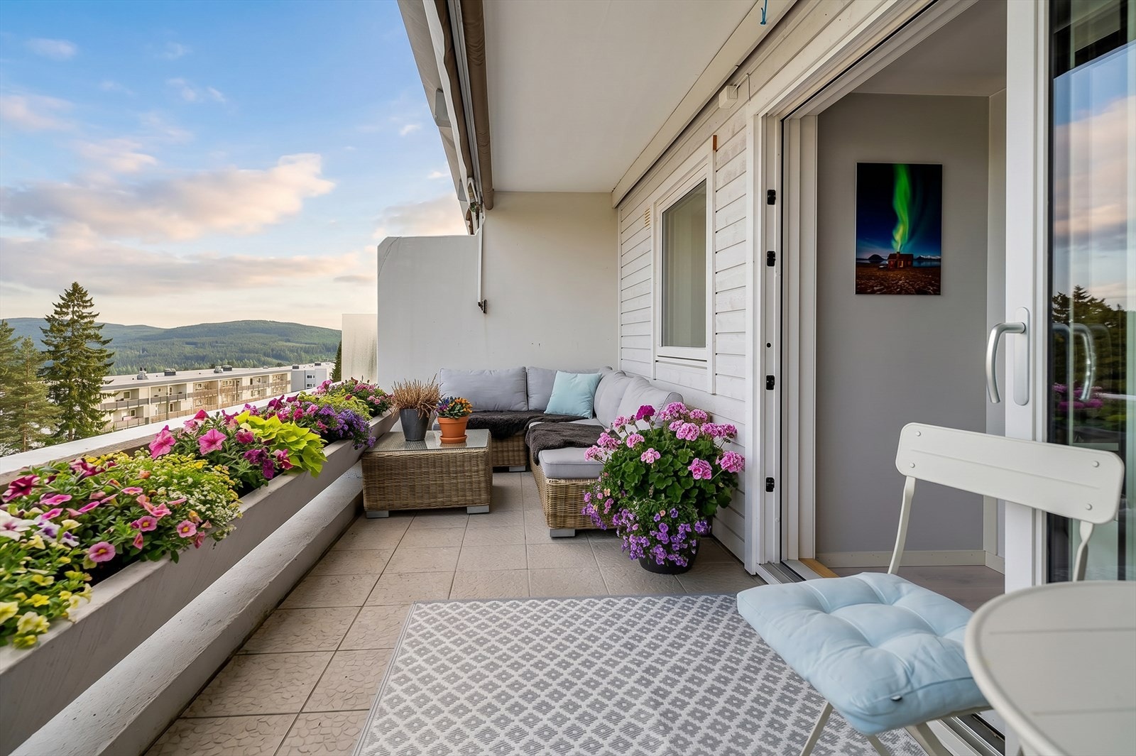 Stor og fin terrasse med sol fra tidlig formiddag til sen kveld. Galleribilde