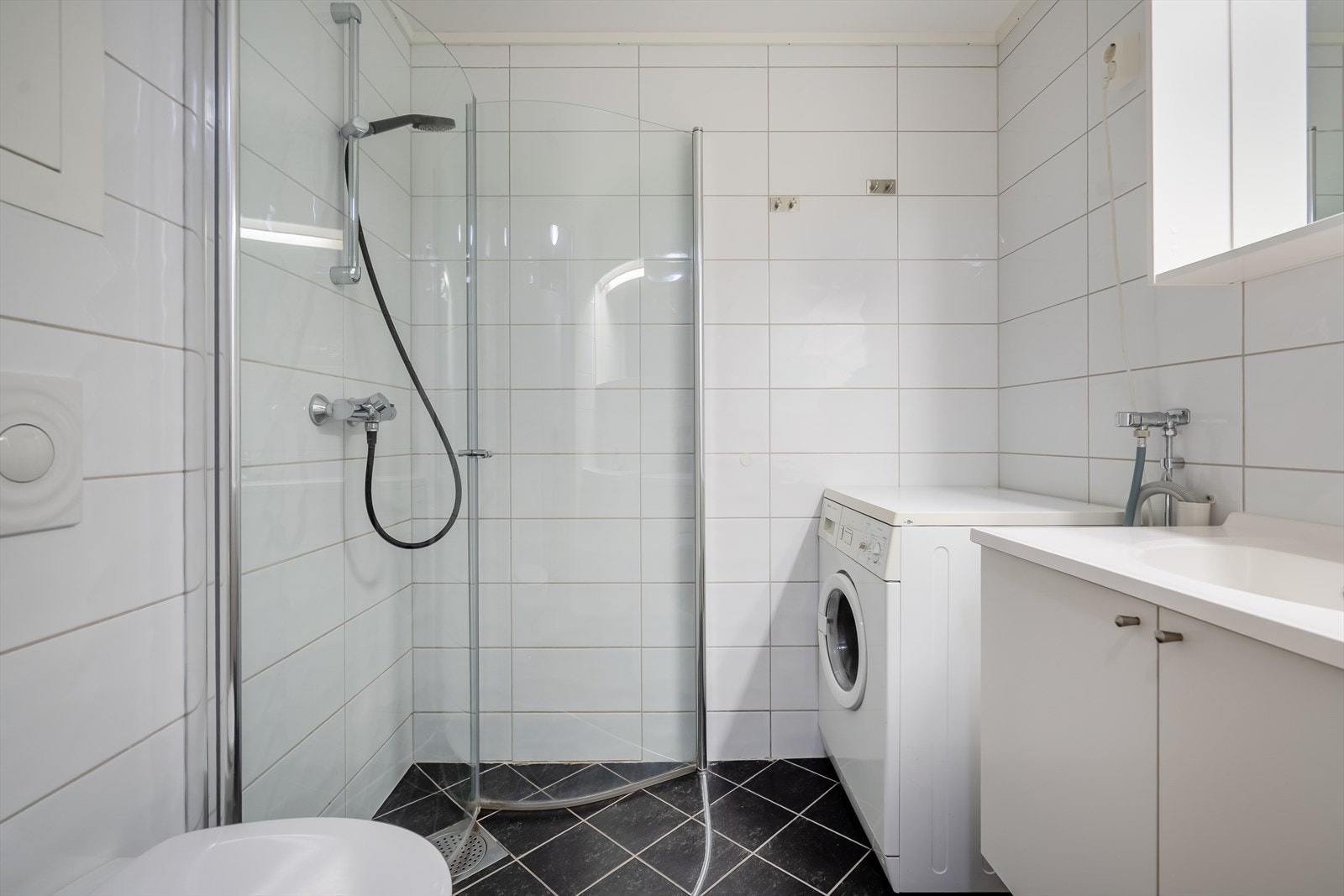 Badet på hybelen har plass til både vaskemaskin, dusj, wc og bederomsservant. Galleribilde
