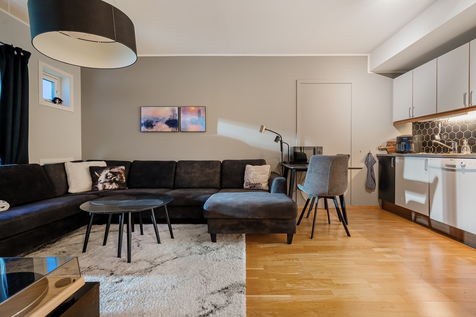 Gode møbleringsmuligheter med plass til både sofagruppe og spisegruppe Galleribilde