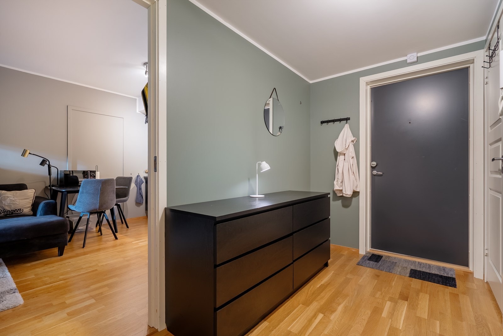 Flott entré med god plass til både kommode og oppheng av jakker og diverse Galleribilde