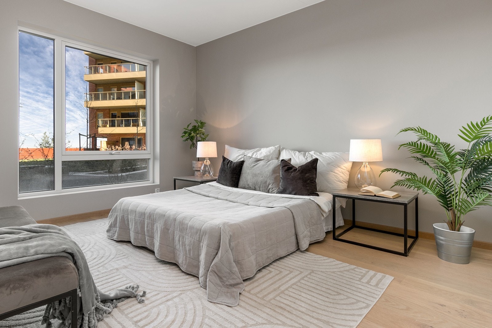 Romslig hovedsoverom med god plass til dobbeltseng og garderobeinnredning. Galleribilde