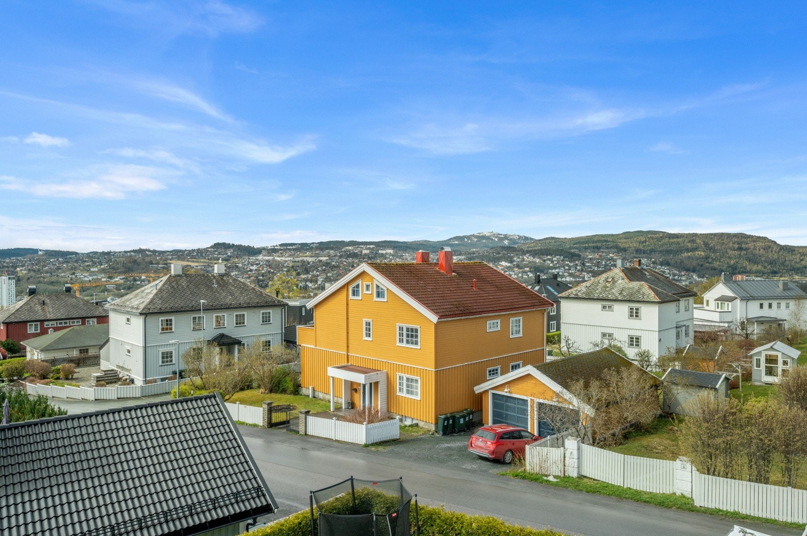 Leiligheten ligger høyt og fritt på Berg, et av byens mest veletablerte og rolige boligstrøk. Galleribilde