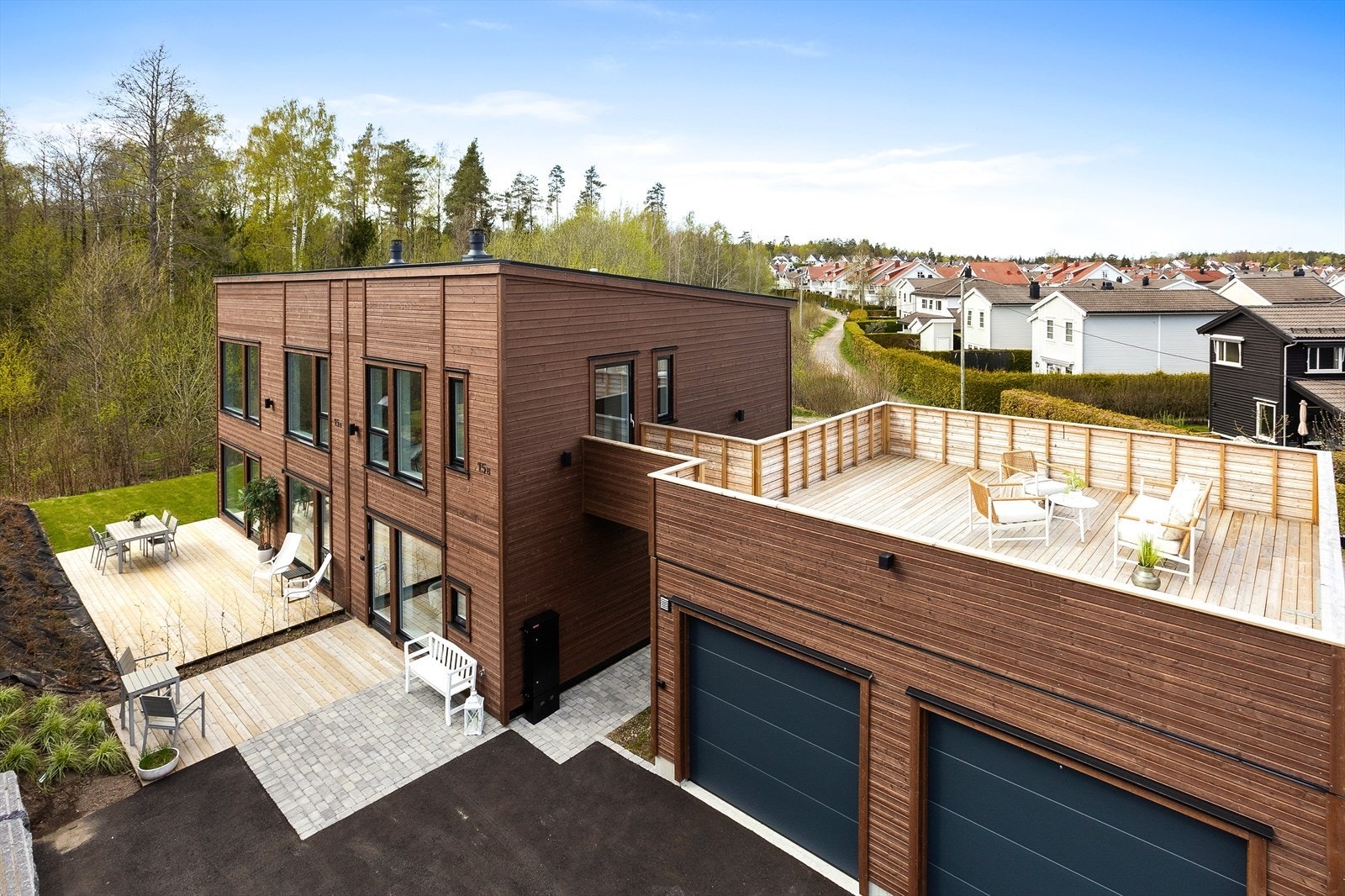 Boligen byr på flere private uteplasser, med både markterrasse ved stuen og en svært romslig takterrasse over garasjen. Galleribilde