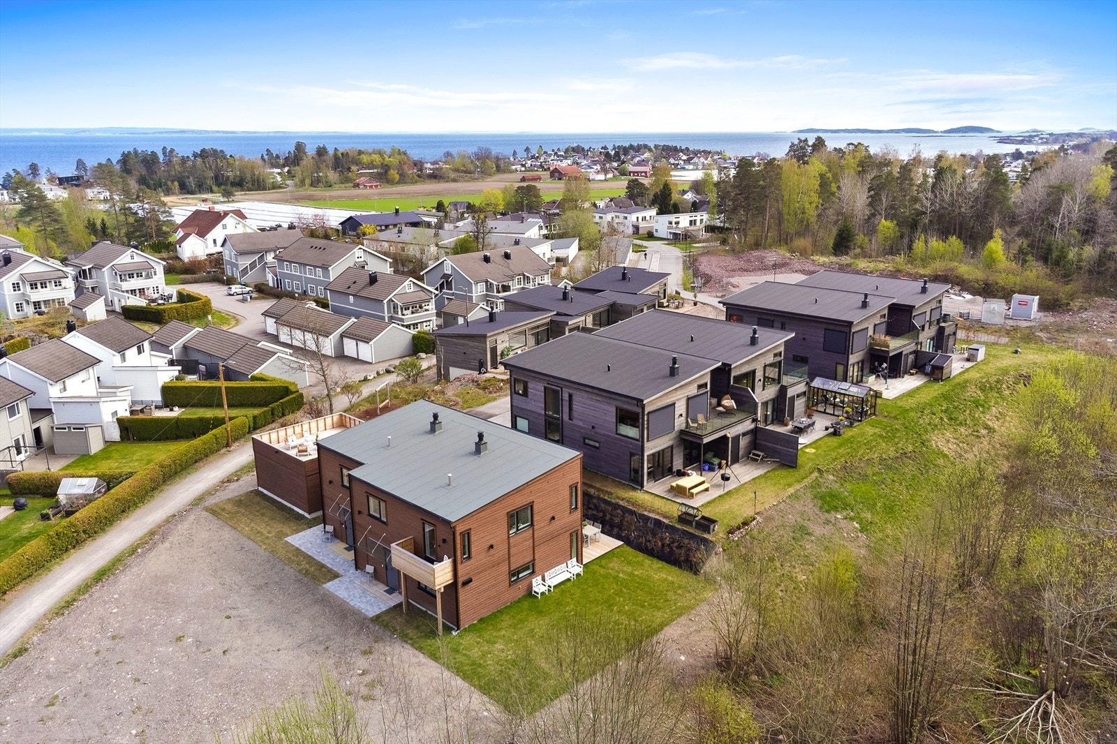 Panoramautsikt som strekker seg fra boligfeltet og ut mot kystlandskapet. Galleribilde