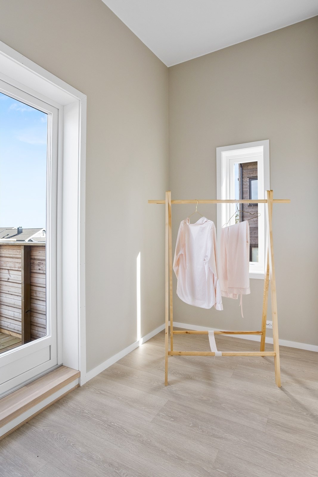 Et fleksibelt areal med direkte utgang til takterrassen, perfekt som en liten TV-stue, arbeidsplass eller walk-in closet. Galleribilde