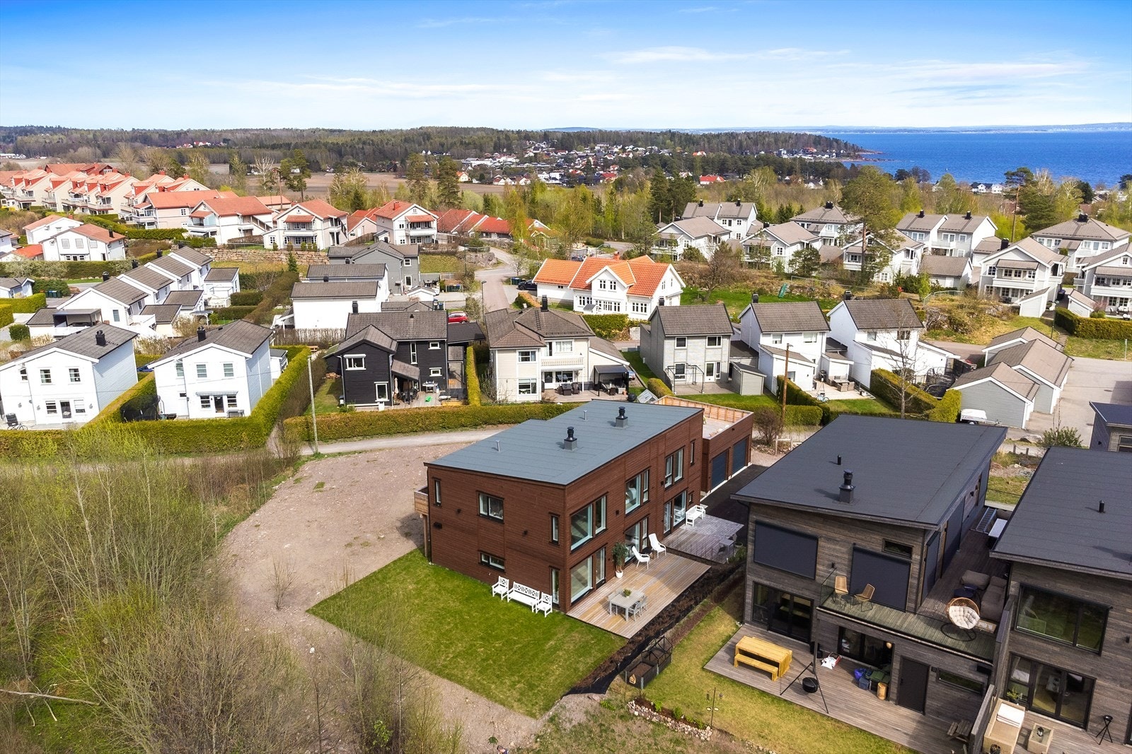 Beliggende i et nyetablert og barnevennlig boligområde på Ringshaug, med nærhet til både sjøen og marka. Galleribilde