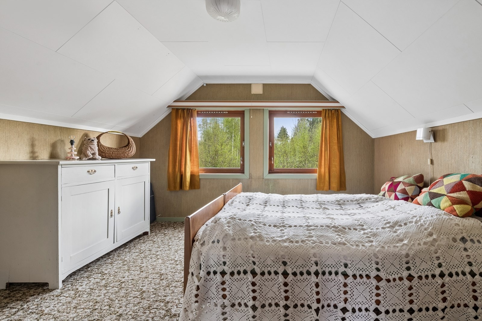 Vinduene er malte trevinduer med 2-lags glass, som slipper inn godt med dagslys. Galleribilde