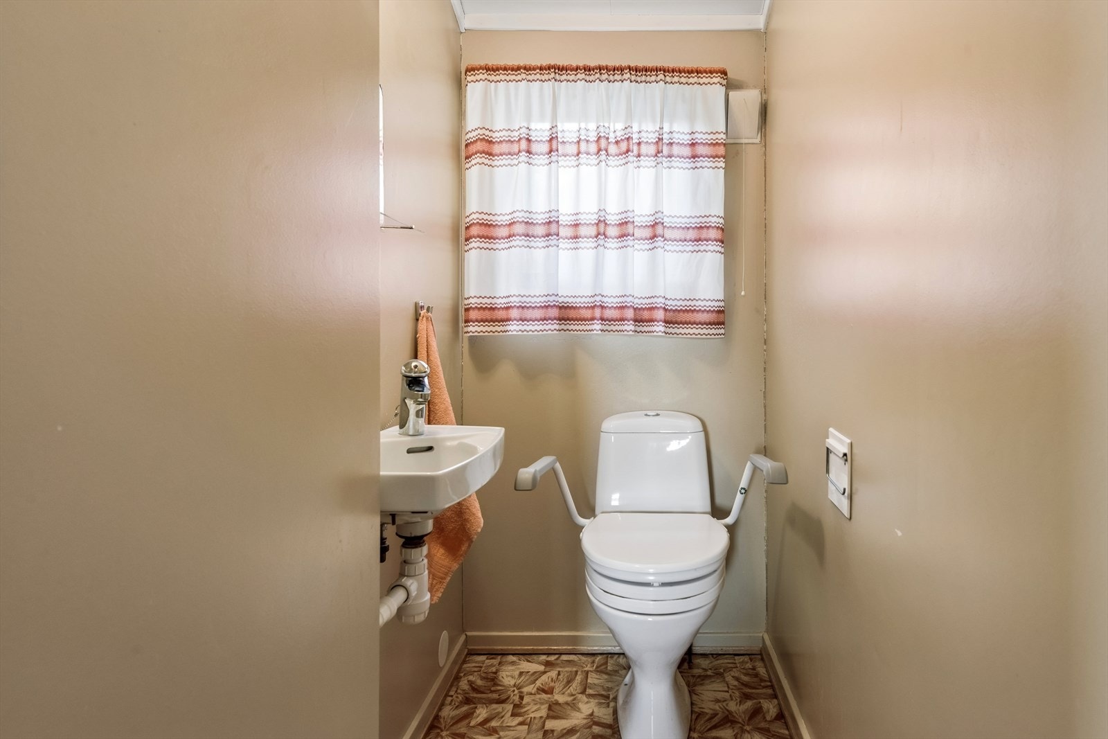 Separat toalettrom vegg-i vegg med badet. Oppgraderingsbehov. Galleribilde