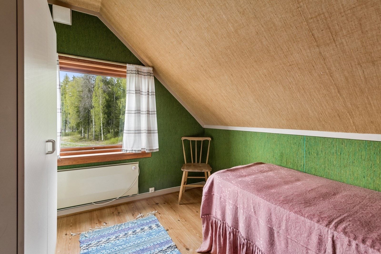 Det andre soverommet i etasjen, med malt tregulv og strietapet på veggene. Galleribilde