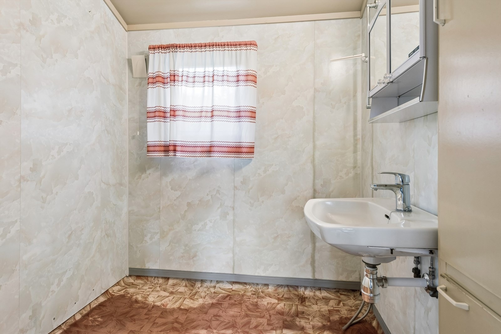 Badet er fra 1973, og må renoveres for å tåle normal bruk i hht dagens krav. Galleribilde