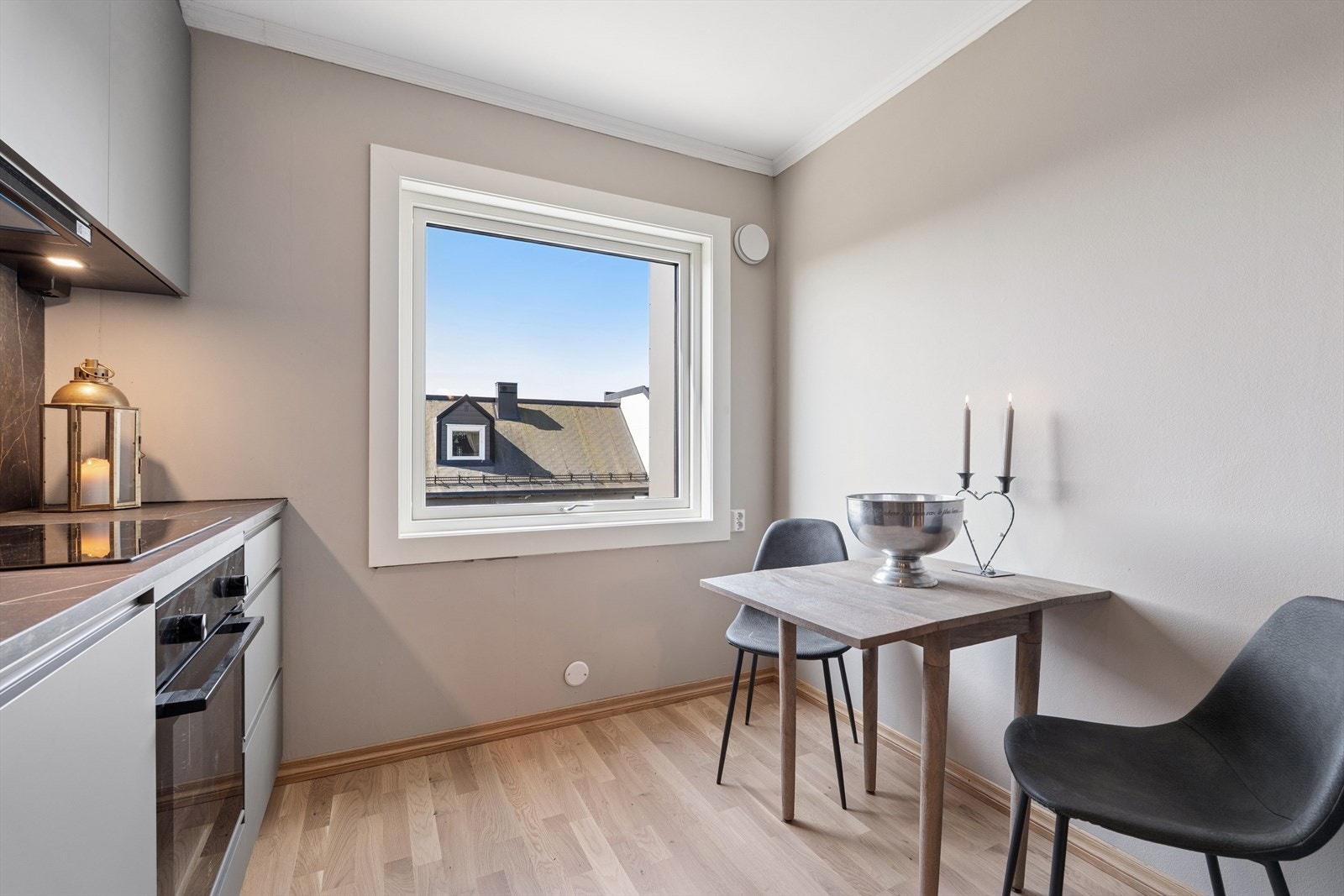 Her er det god plass til både spisebord og stoler. Galleribilde