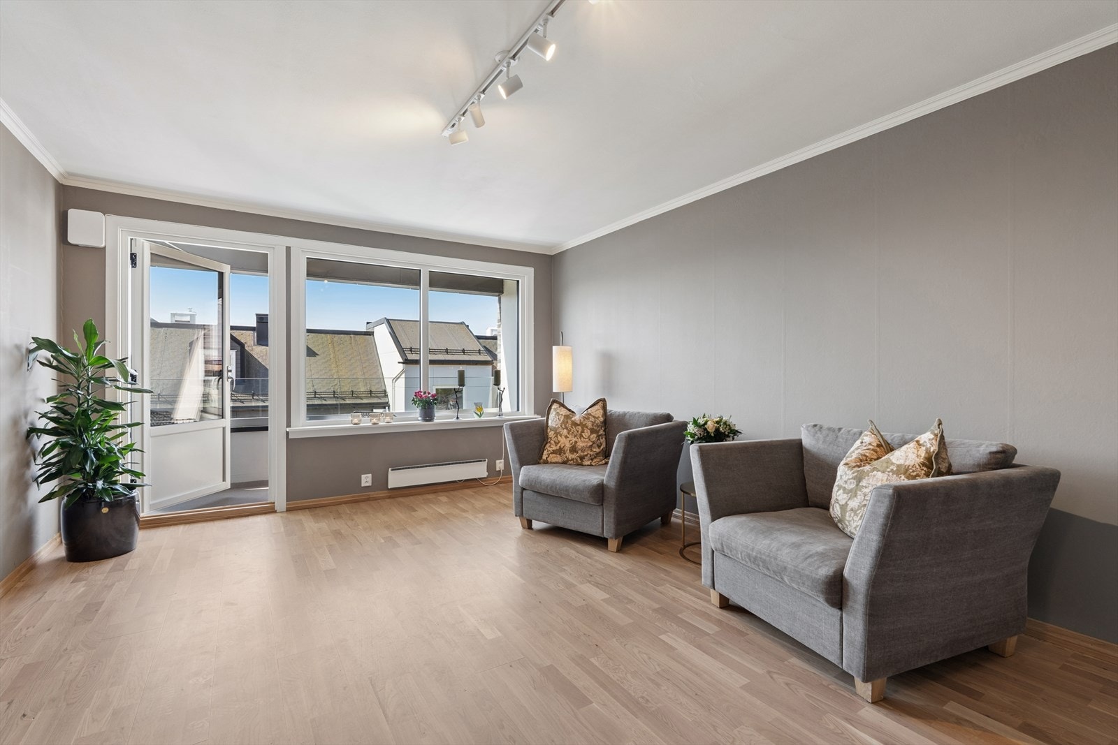 Leiligheten har en stor stue med utgang til overbygd balkong med utsikt. Galleribilde