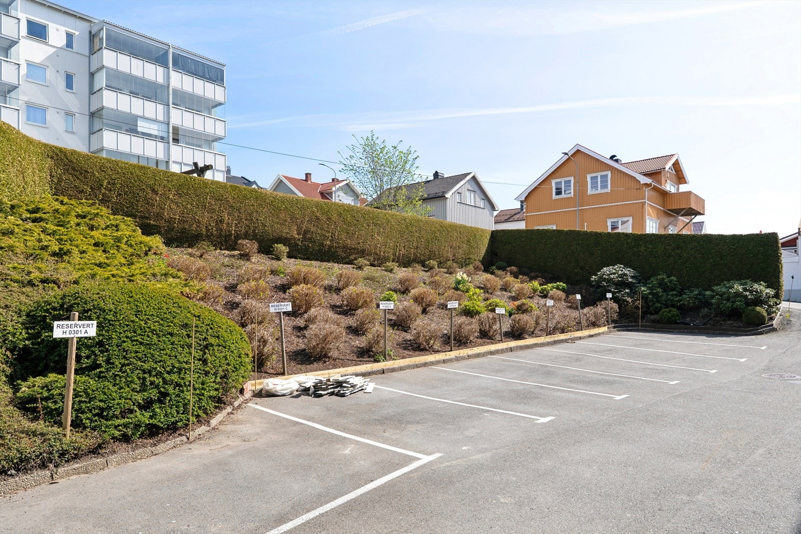 Borettslaget har 8 parkeringsplasser til bruk for beboere, plassene fordeles etter venteliste. Galleribilde