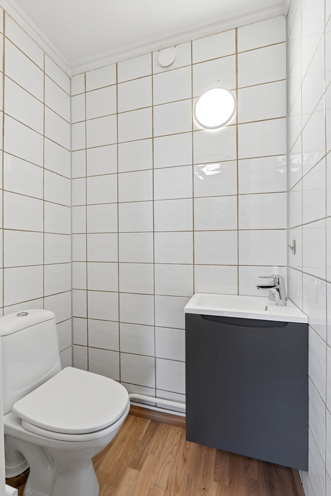 Separat WC med nytt toalett, ny innredning og parkett på gulv. Galleribilde