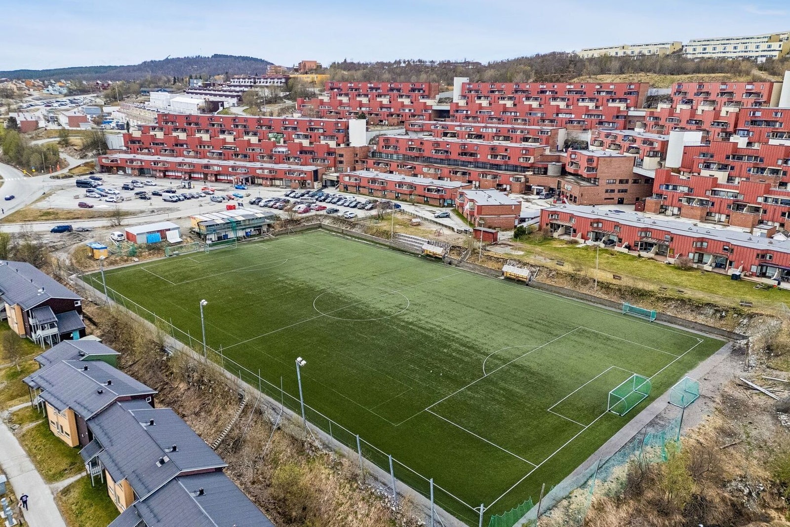 I nærmiljøet finner du blant annet dagligvarebutikk, fotballbane, idrettshall, restaurant Galleribilde