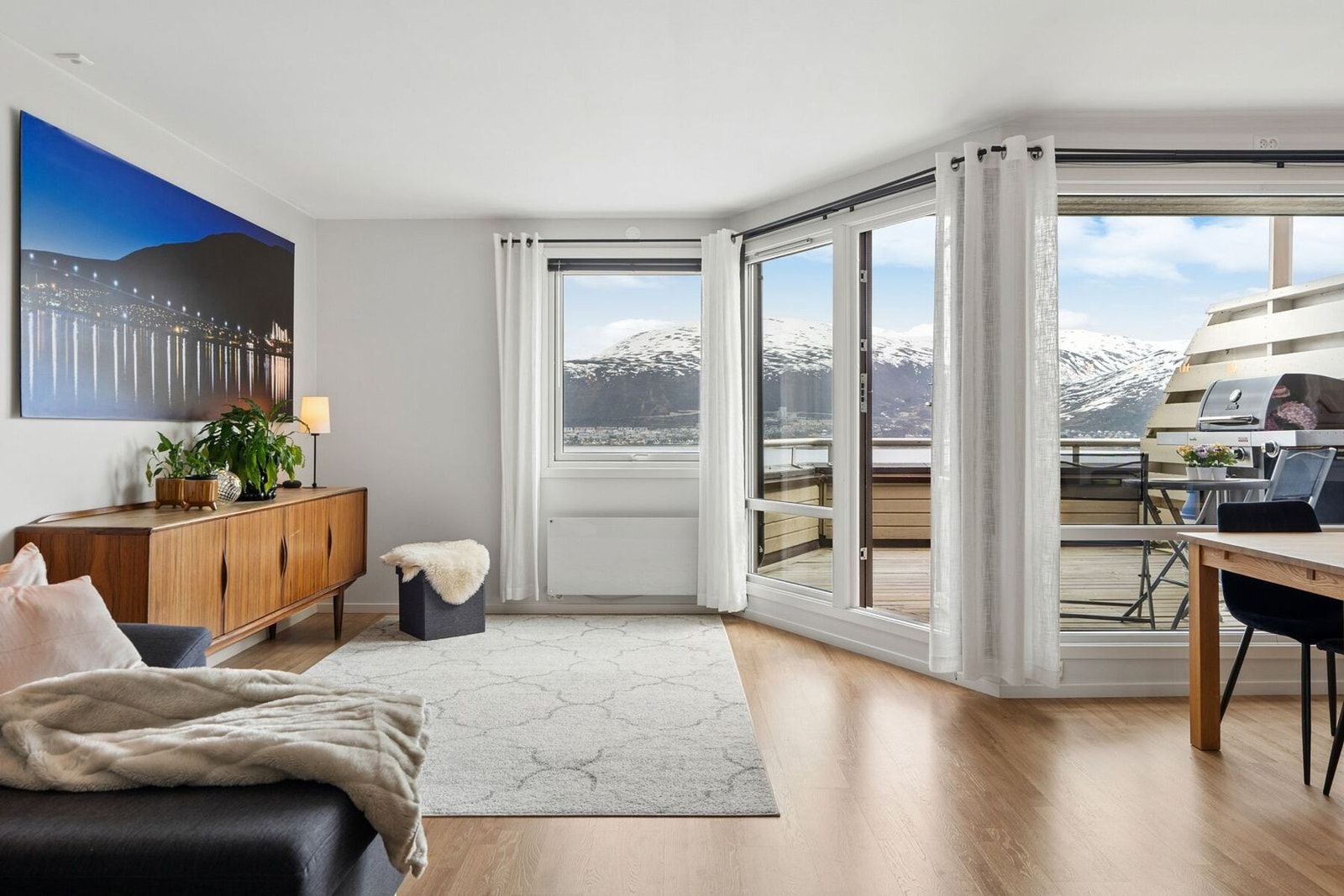 Fra stuen er det utgang til terrasse med flott utsikt Galleribilde