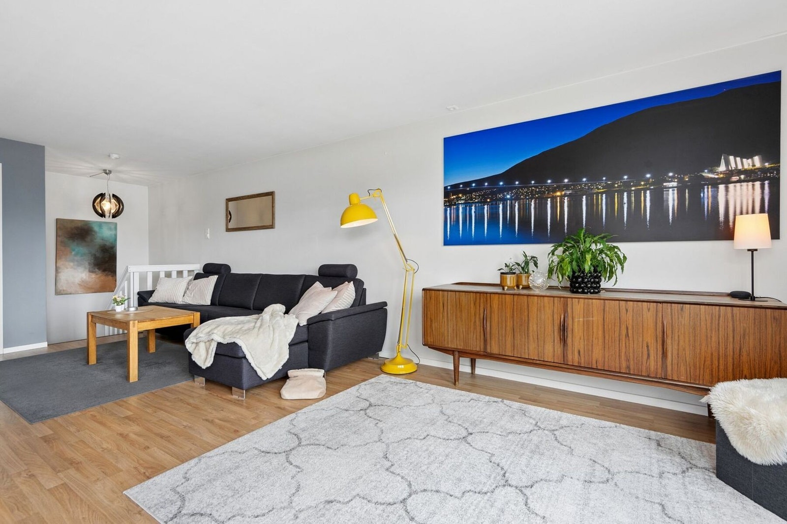 Lys og romslig stue Galleribilde