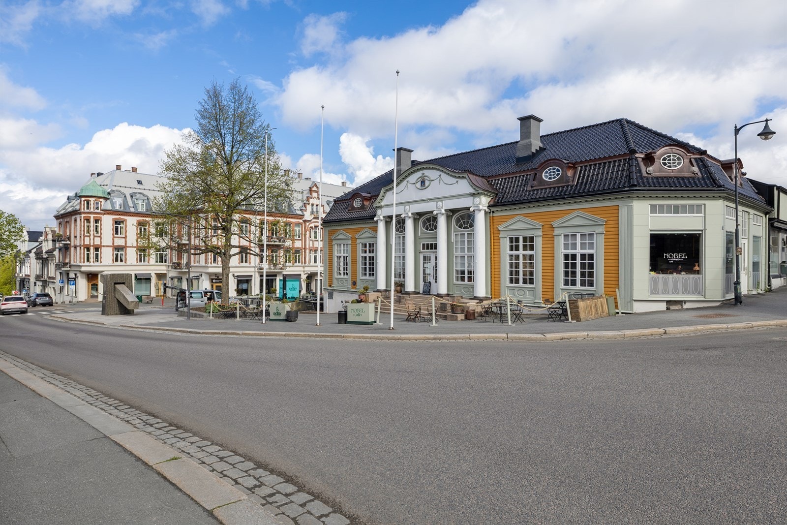 Fra leiligheten er det kort gangavstand til Parkteatret, kino, restauranter og hyggelige kafeer. Galleribilde