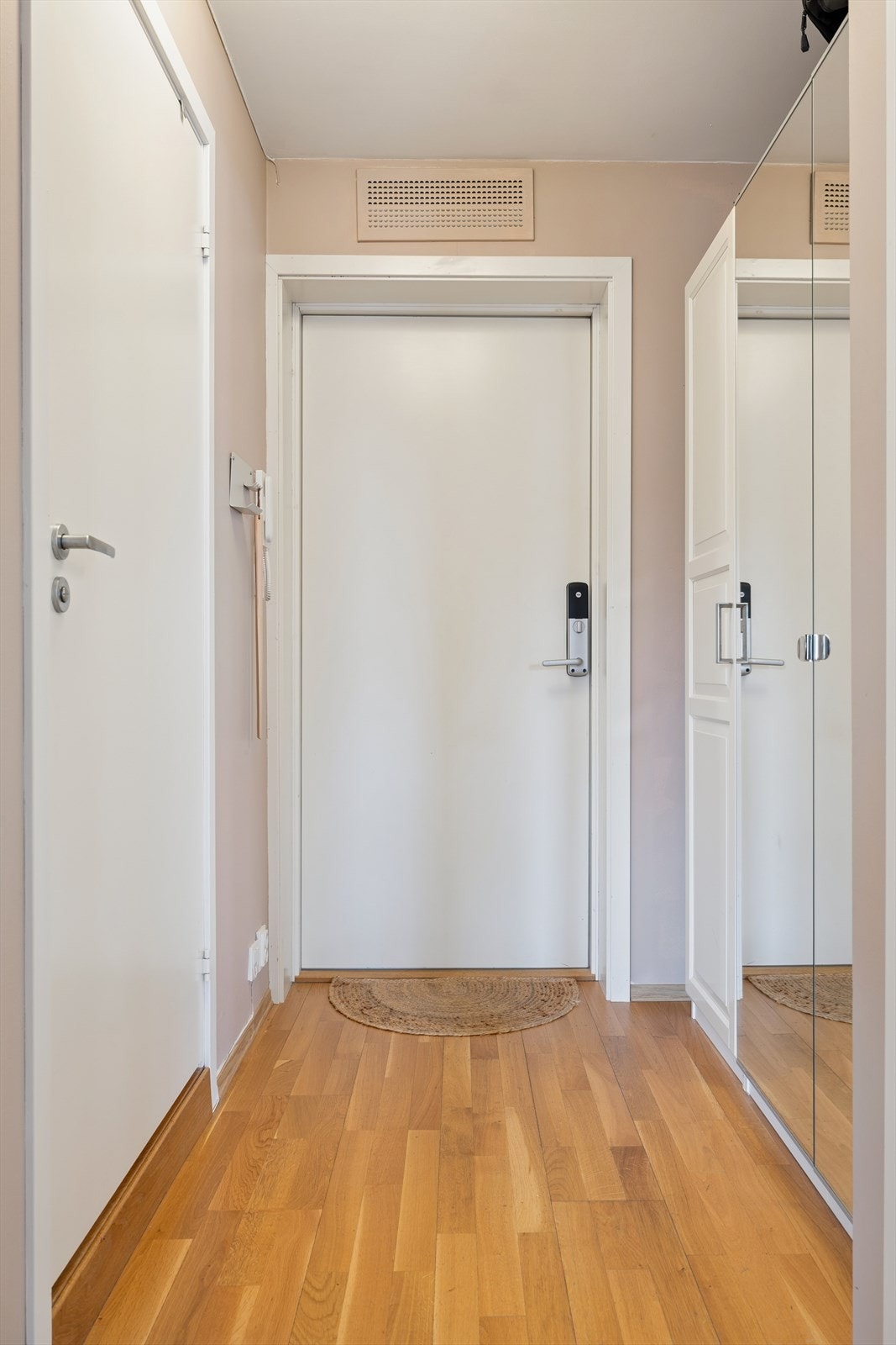 Velkommen inn! Entrédøren er utstyrt med en elektronisk kodelås fra Yale Doorman. Galleribilde