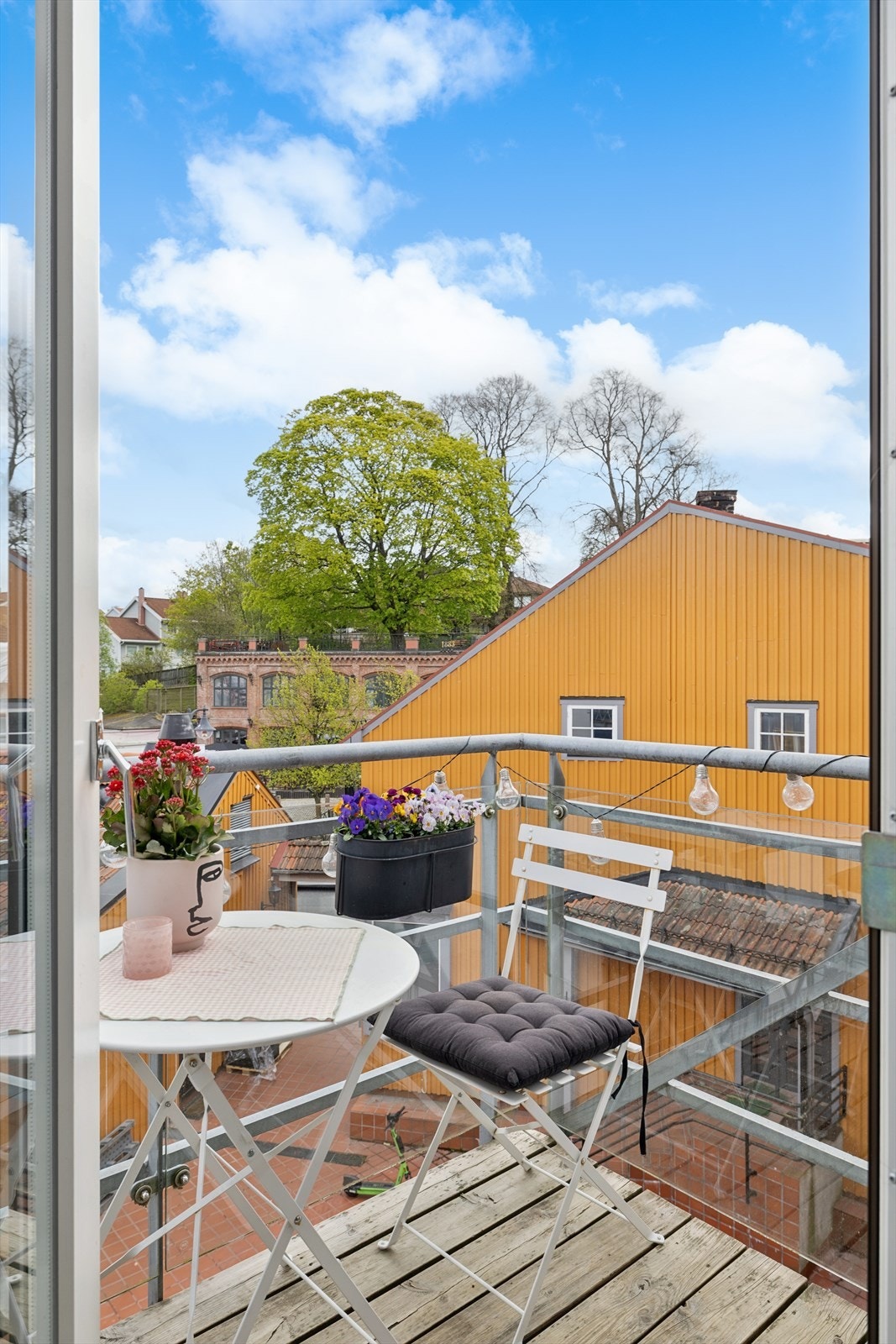 Fra stuen er det utgang til en østvendt balkong som vender mot en rolig, skjermet bakgård. Galleribilde
