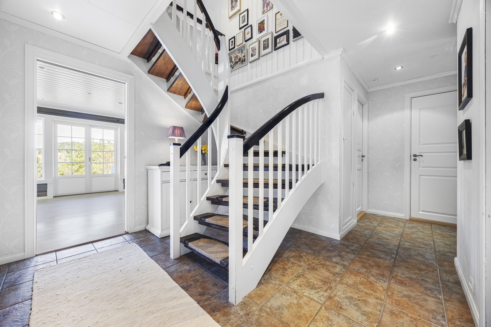Flislagt hall med gulvvarme og downlights. Galleribilde