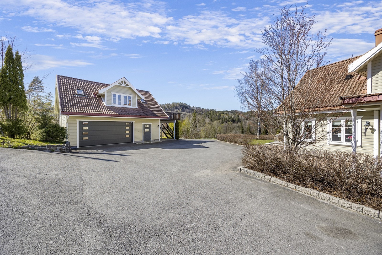 Tomten på ca. 1,7 mål byr på gode parkeringsmuligheter på asfaltert innkjørsel. Eiendommen har også en stor, solrik terrasse og fin hage. Galleribilde