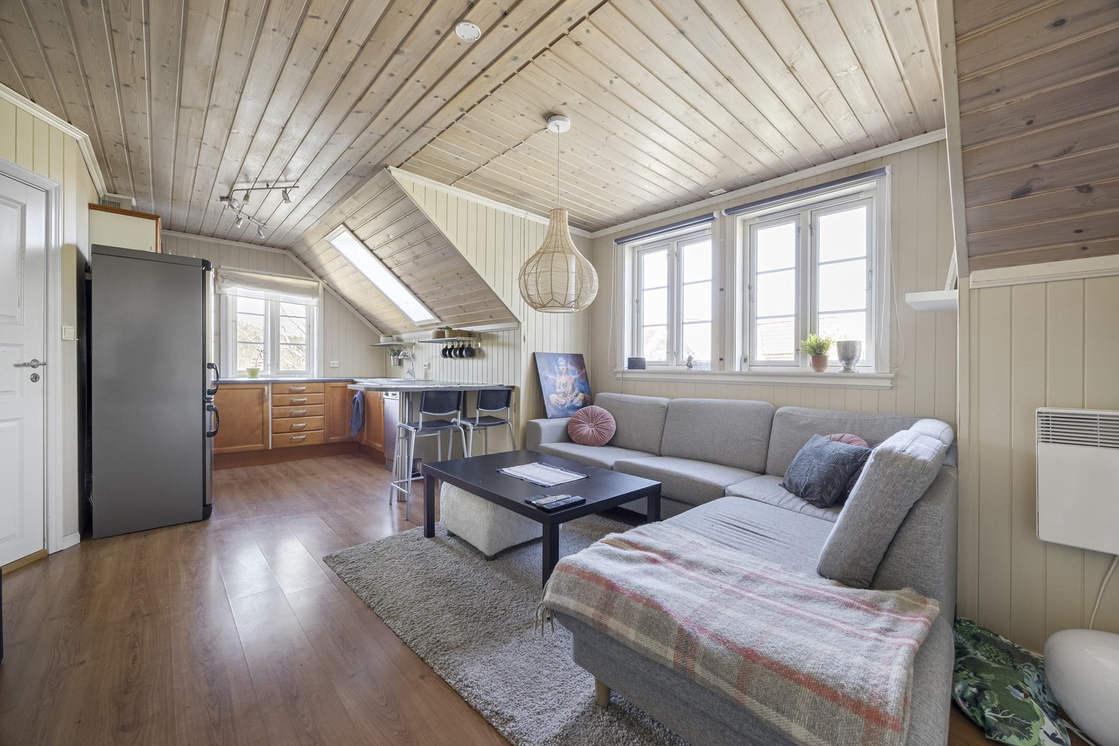 Leiligheten inneholder kjøkken/stue, to soverom og bad. Galleribilde