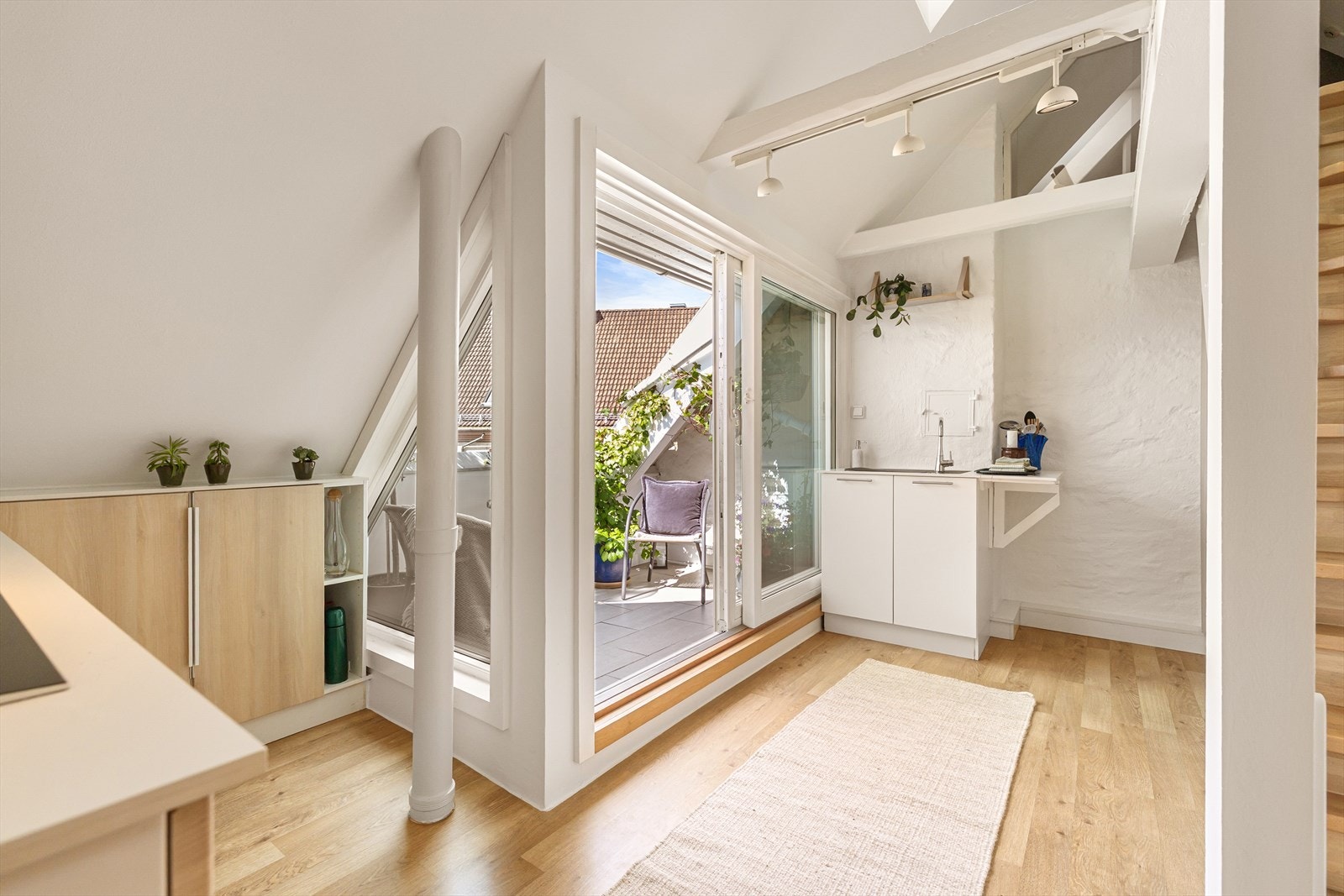I denne etasjen finner vi kjøkken, spiseområde og en solrik & romslig terrasse. Galleribilde