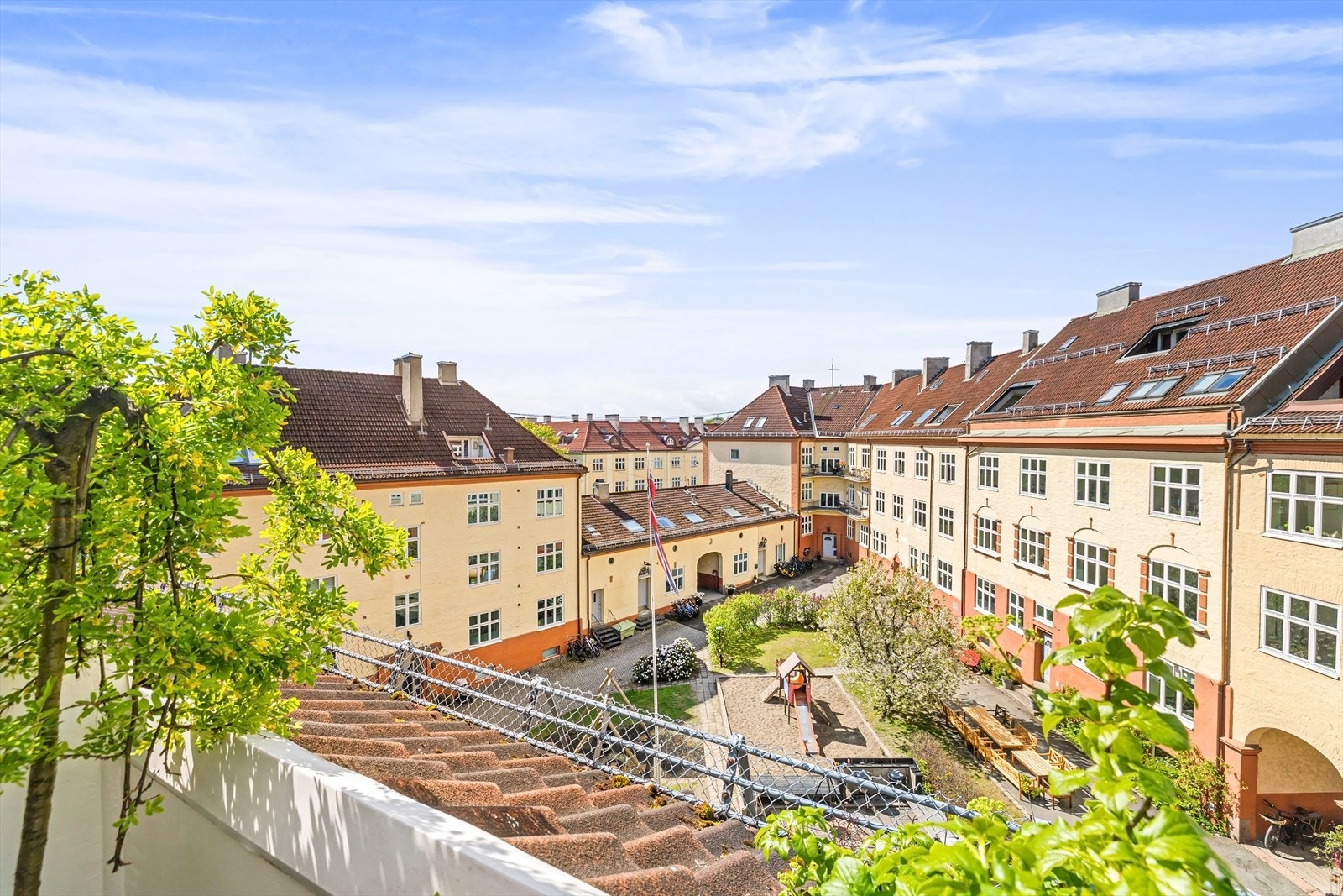 Nydelig utsikt fra terrassen til sameiets fellesareal. Galleribilde