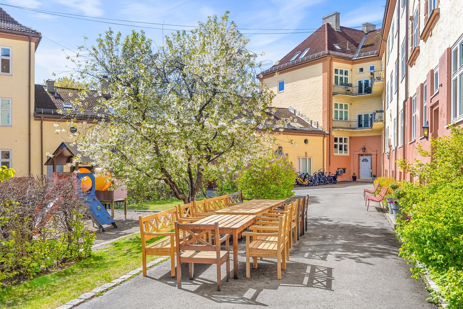 Fellesområdet har også lekeplass og grillområde. Galleribilde