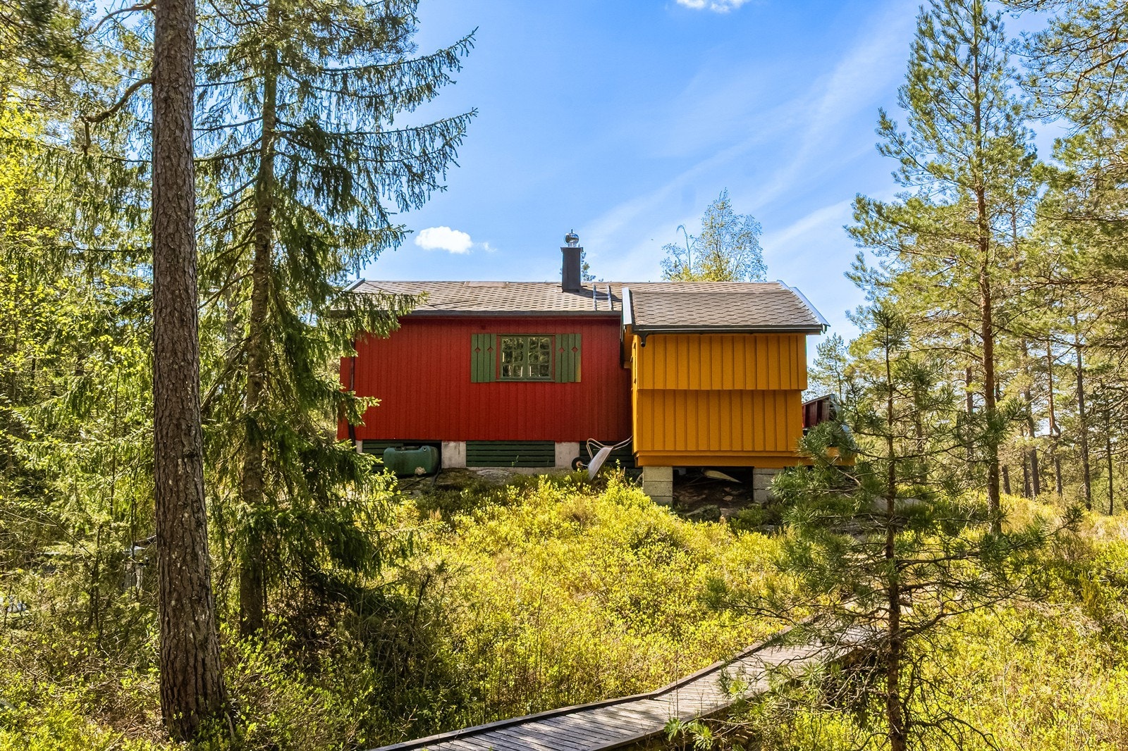 Fritidsboligen er oppført med stående bordkledning og fundamentert på pilarer. Galleribilde