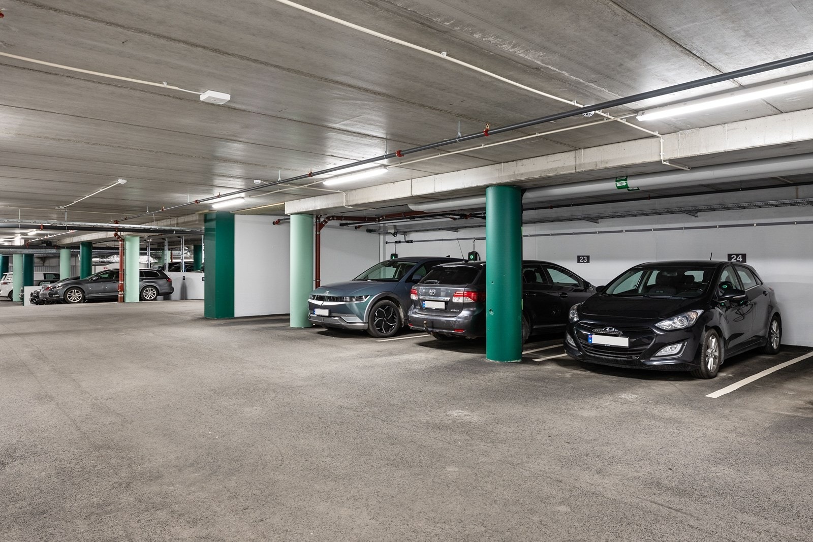Fint parkeringsområde i kjeller. Galleribilde