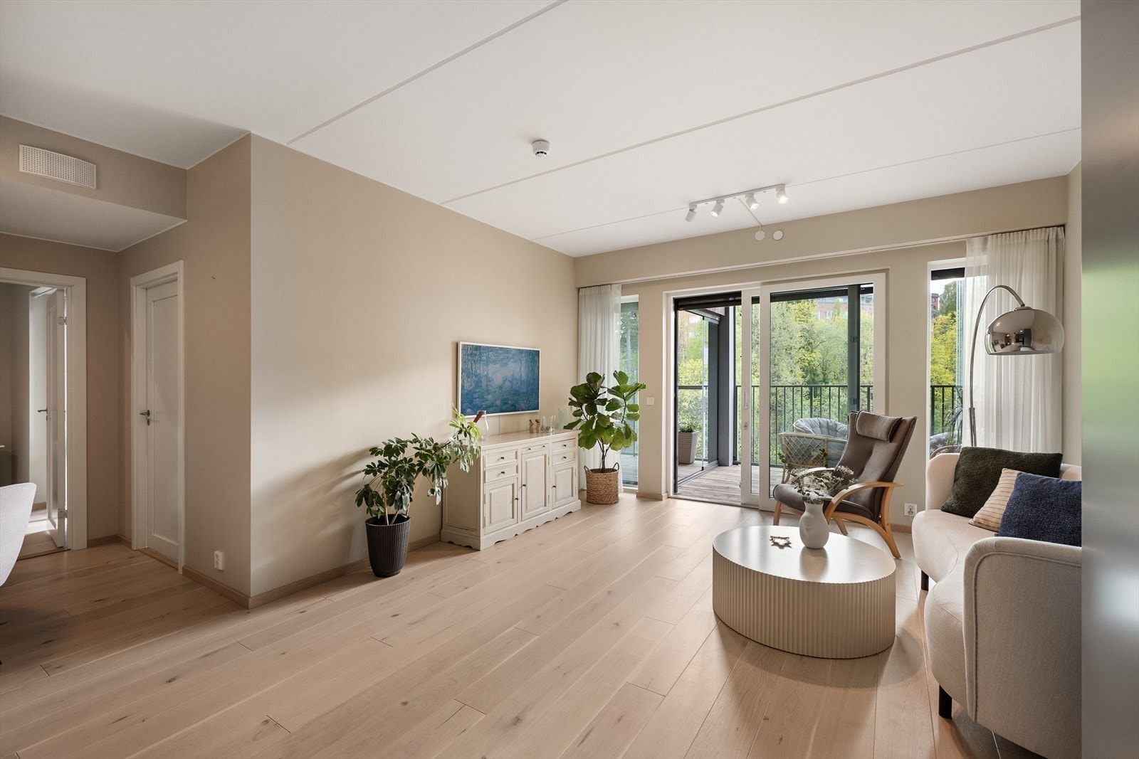 Stuen er romslig med plass til ulike møbler og med ulike møbleringsalternativer. Galleribilde