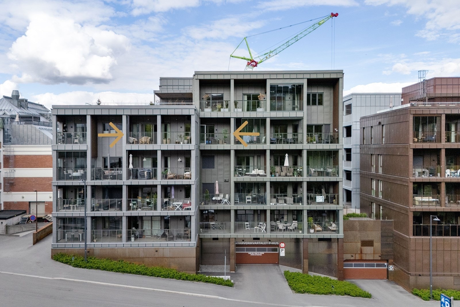 Innkjøring til parkeringskjeller fra gaten. Galleribilde