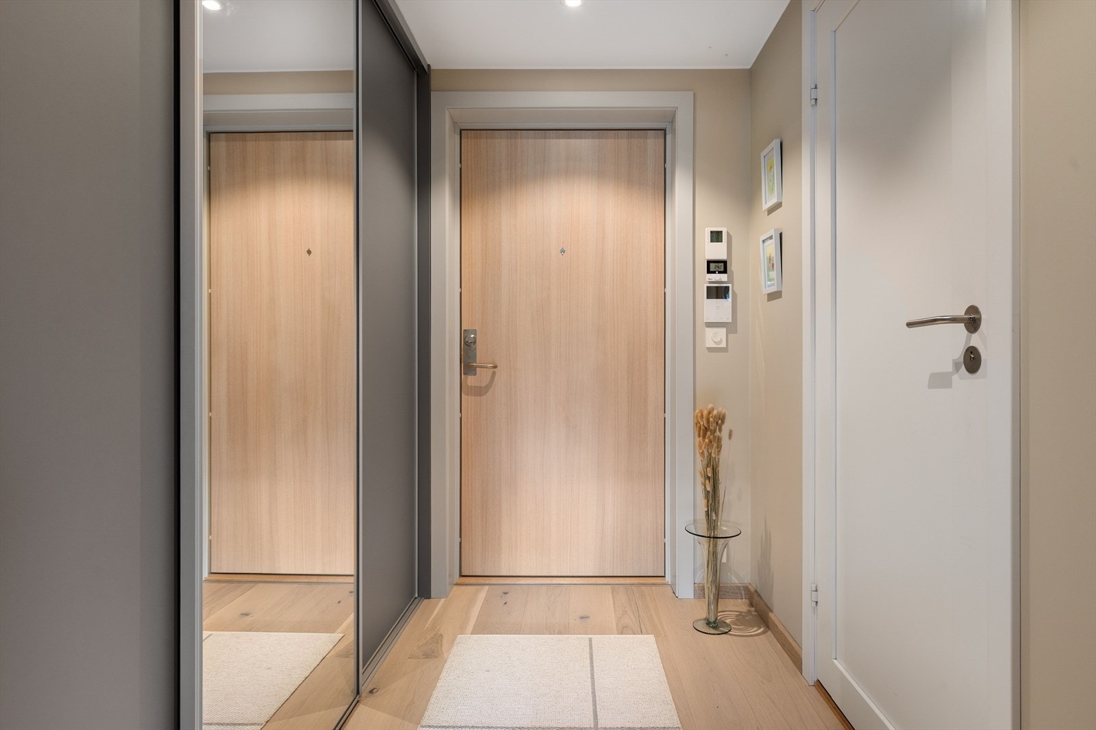 Velkommen inn, lys og innbydende gang med skyvedørsgarderobe. Galleribilde