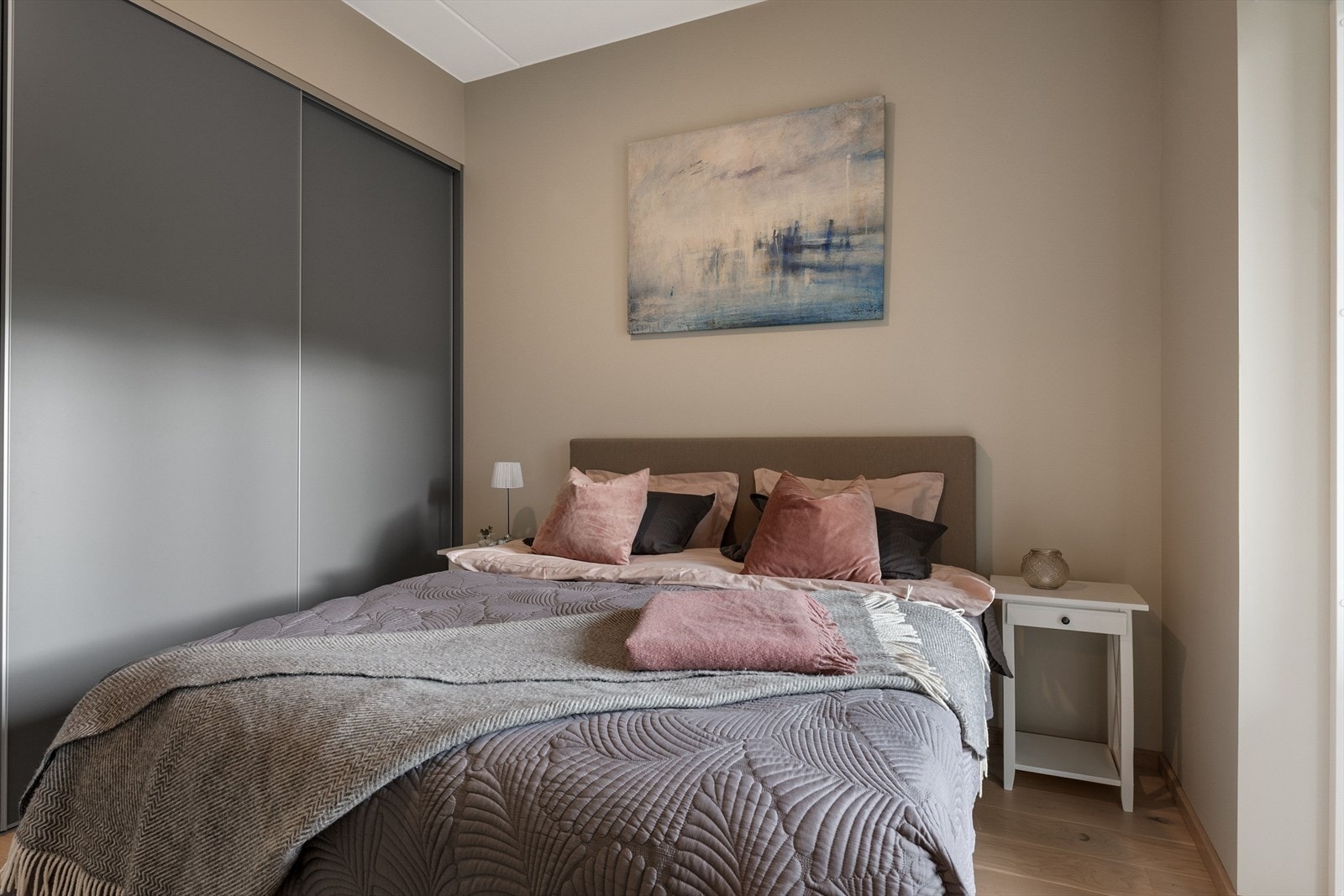 Hovedsoverom med skyvedørsgarderobe. Galleribilde