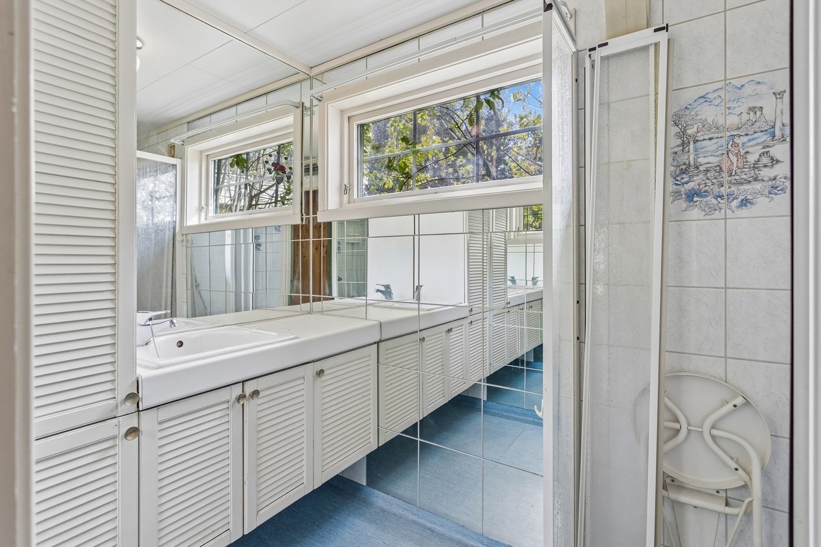 Det andre badet er fra tilbygget og har dusjhjørne og servant i innredning. Galleribilde