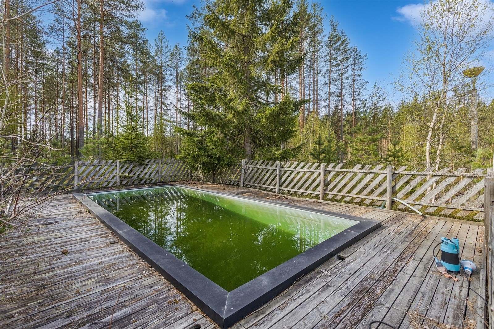 Eiendommen har et utendørs svømmebasseng. Bassenget har behov for renovering. Galleribilde