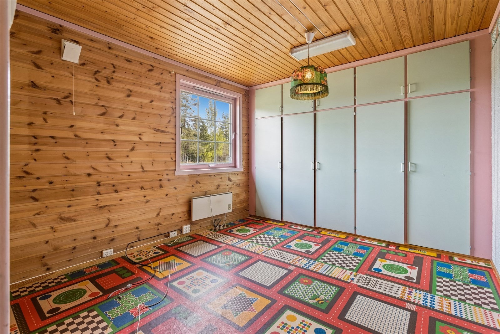 Ett av boligens seks soverom, dette med plassbygde garderobeskap. Galleribilde