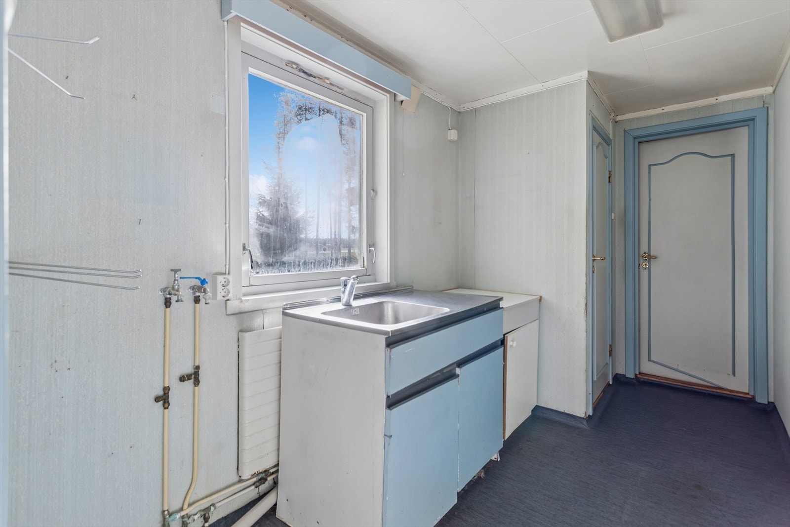 Praktisk vaskerom med egen utgang, opplegg for vaskemaskin og utslagskum. Galleribilde