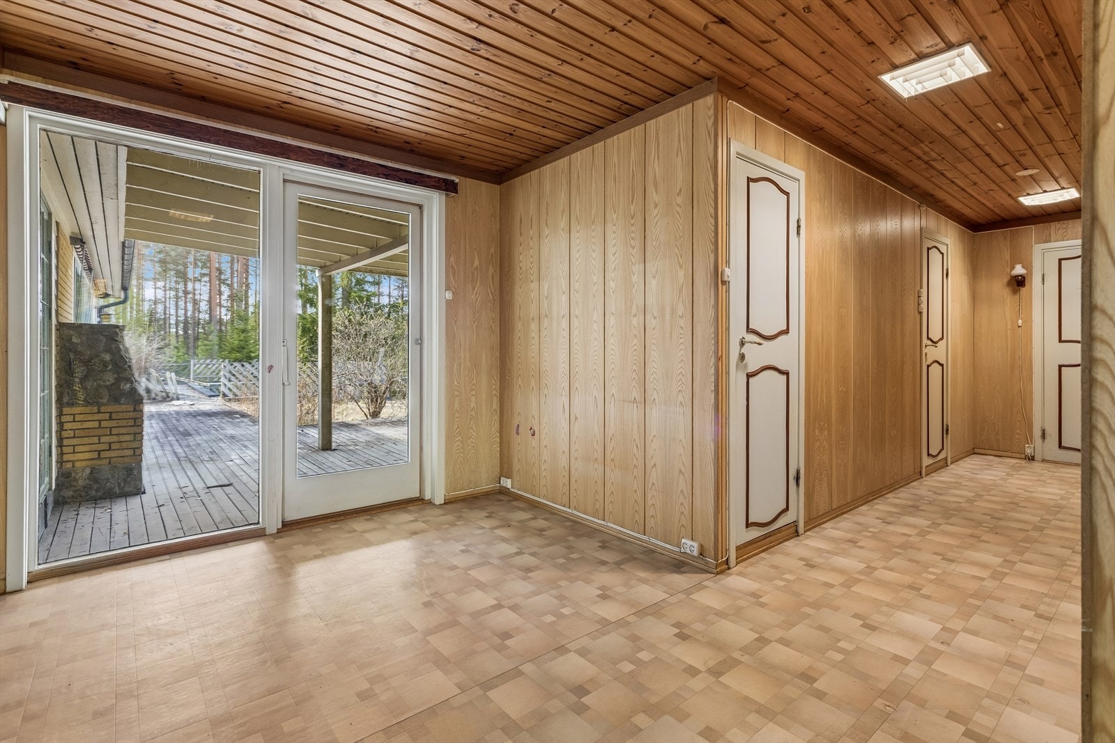 Fra mellomgangen er det direkte utgang til den store, delvis overbygde terrassen mot syd. Galleribilde