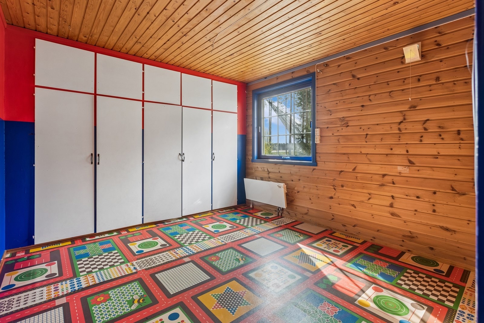 Boligen har totalt seks soverom, noe som gir fleksibilitet for en stor familie eller til hjemmekontor. Galleribilde