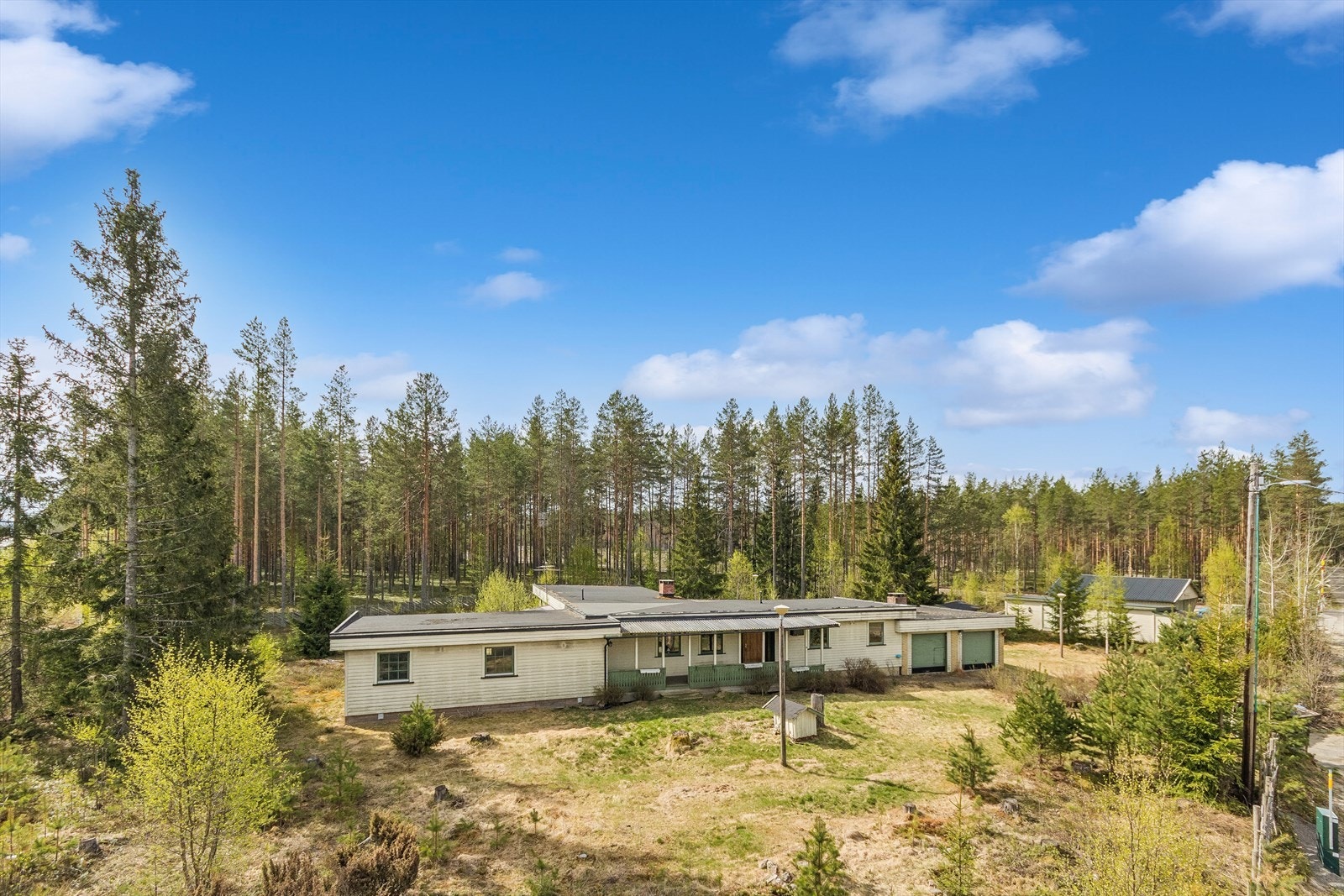 Eiendommen ligger landlig til på Jømna, med ca. 15 km til Elverum sentrum og kort vei til natur og friluftsliv. Galleribilde