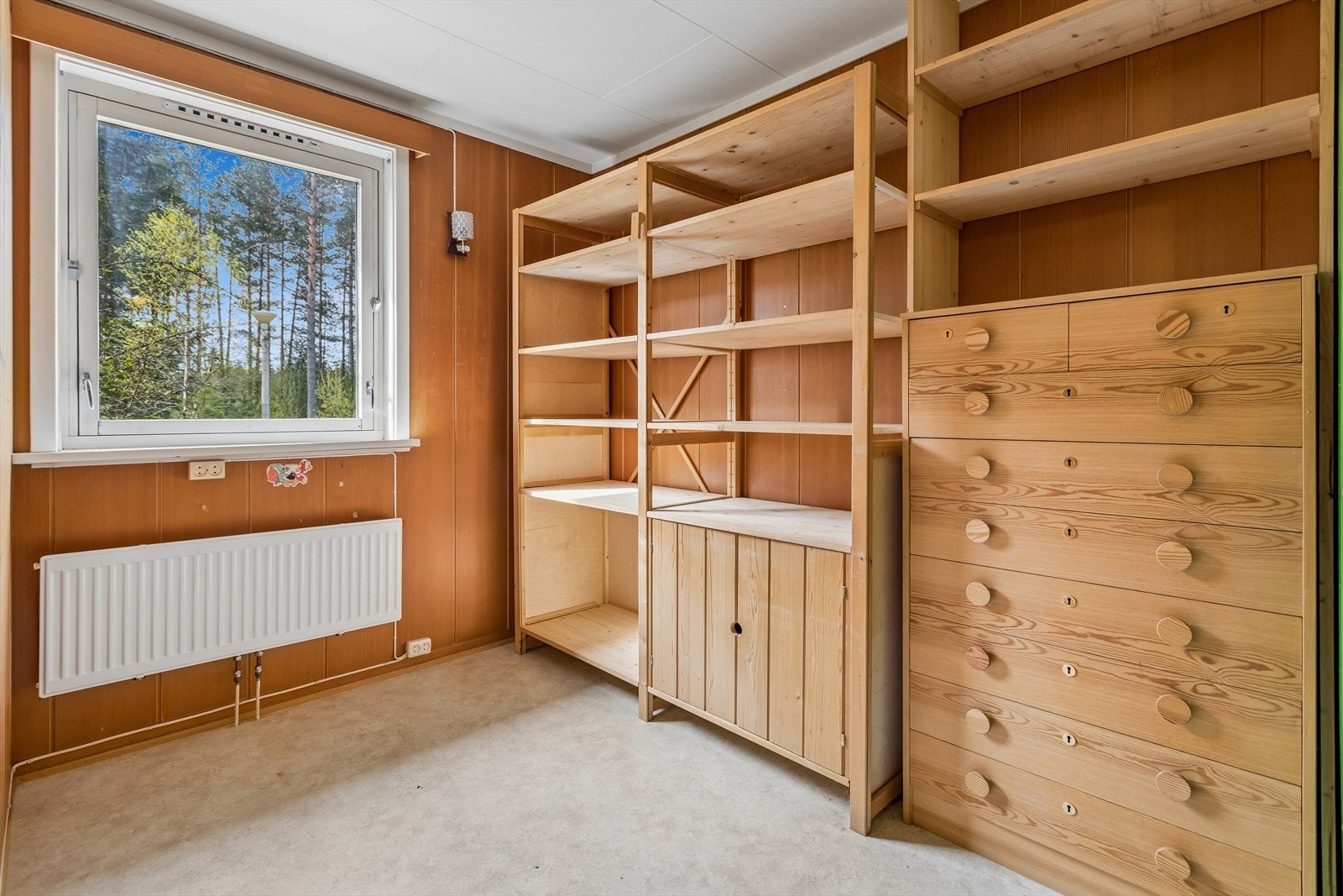 Et praktisk rom som kan benyttes som soverom, kontor eller hobbyrom. Galleribilde